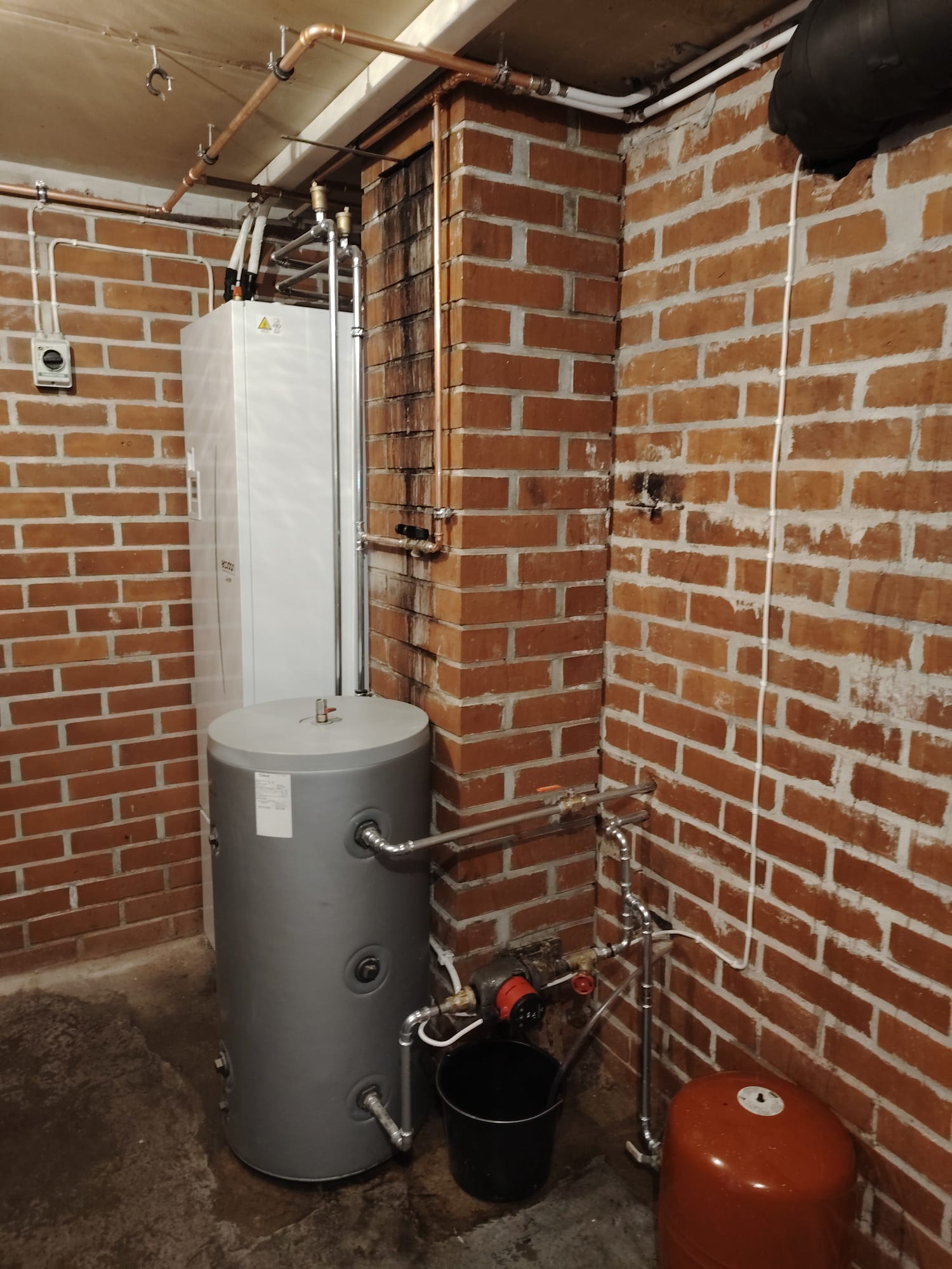 200L puskurivaraaja asennettuna Zatapin lämpöpumppujärjestelmään