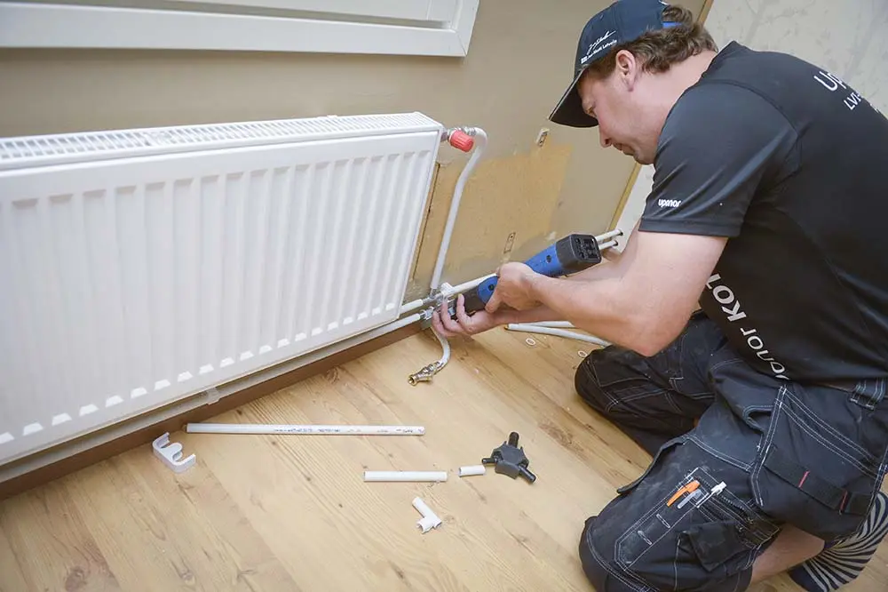 Patterin asennus - ammattilainen asentaa patteria