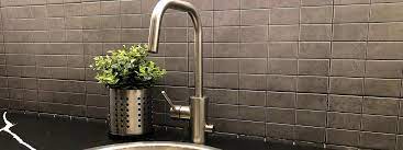 Keittiön vesipiste - moderni hana ja kaakelit